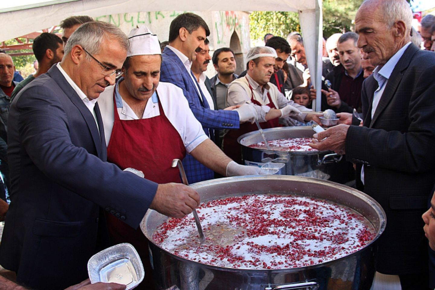 Belediyemizden vatandaşlara aşure ikramı