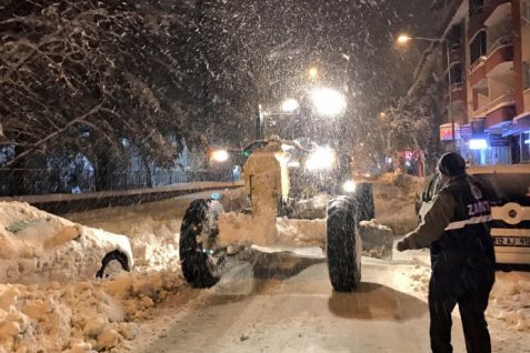 Karla mücadele çalışmalarımız aralıksız devam ediyor 17 bin ton kar şehir dışına taşındı