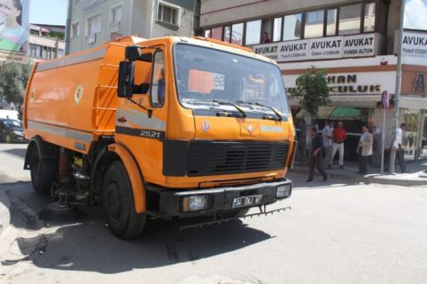 Bingöl belediyesi’ne yol süpürme aracı hediye edildi