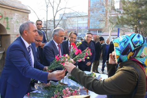 Başkan barakazi’den kadınlara karanfil