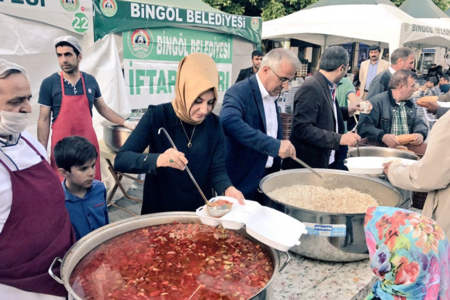 Bingöl belediyesi iftar çadırı misafirlerini ağırlıyor