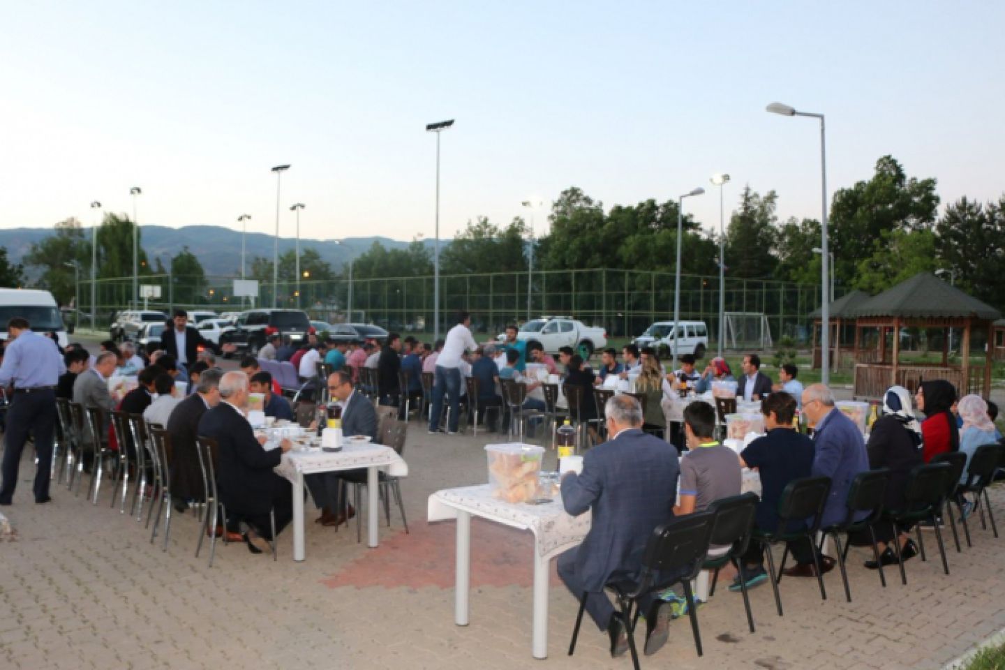 Başkan barakazi, sevgi evlerindeki çoçuklarla iftarda buluştu.