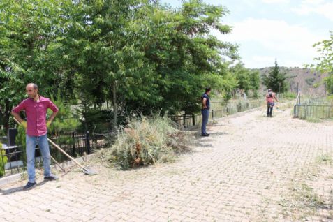 ''bayram öncesi mezarlıklar temizlendi''