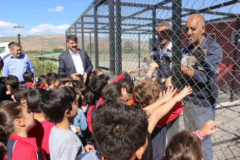 Öğrenciler hayvan bakımevini gezdi