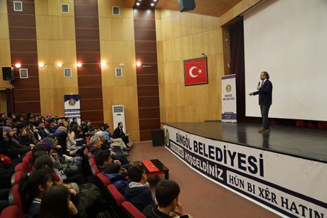 Öğrencilere ‘başarıya gülümse’ konferansı