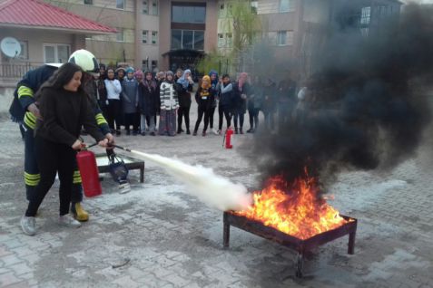 Öğrencilere yangın eğitimi