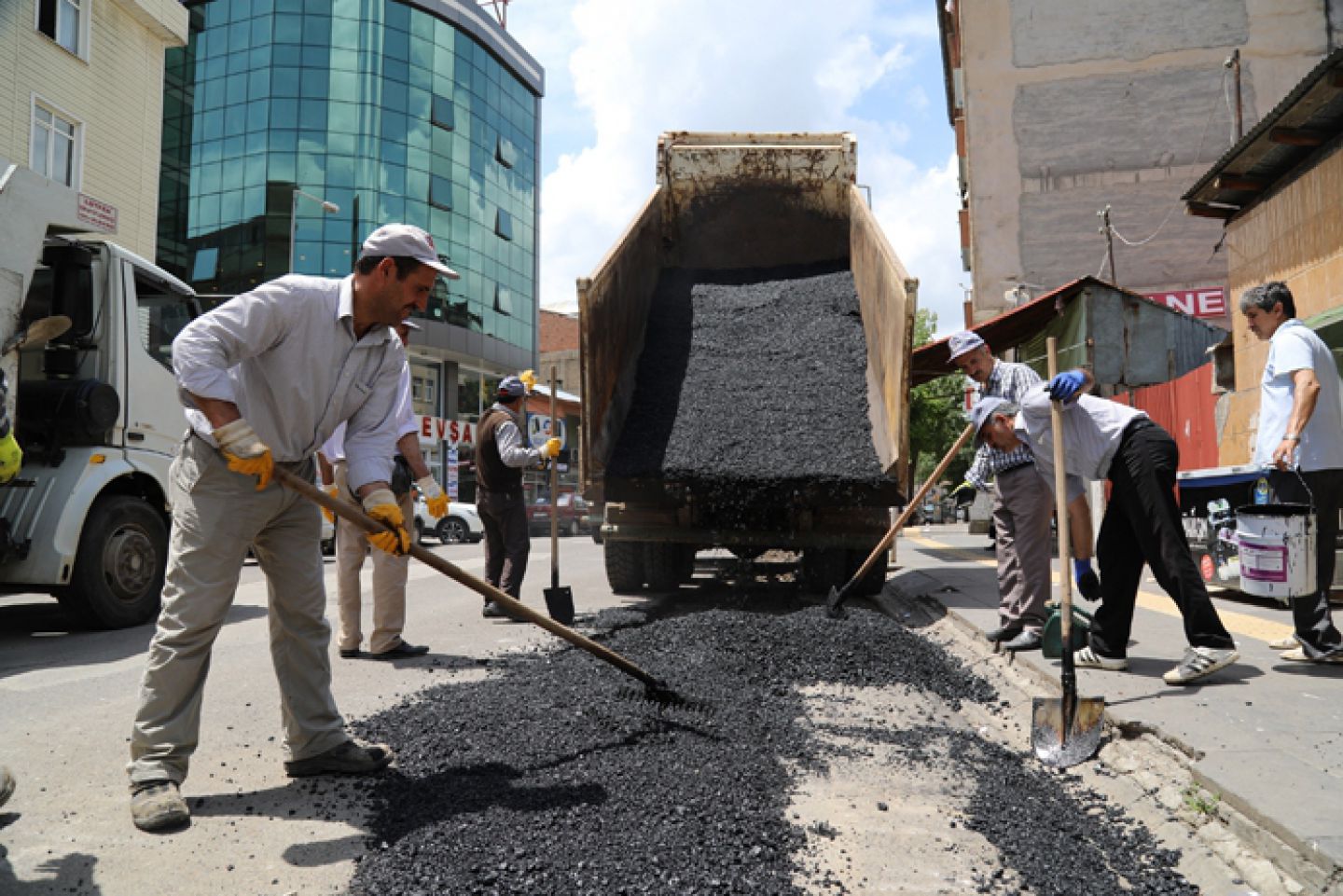 Üstyapı çalışmaları sürüyor