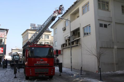 Saçaklardaki buzlar kırılıyor