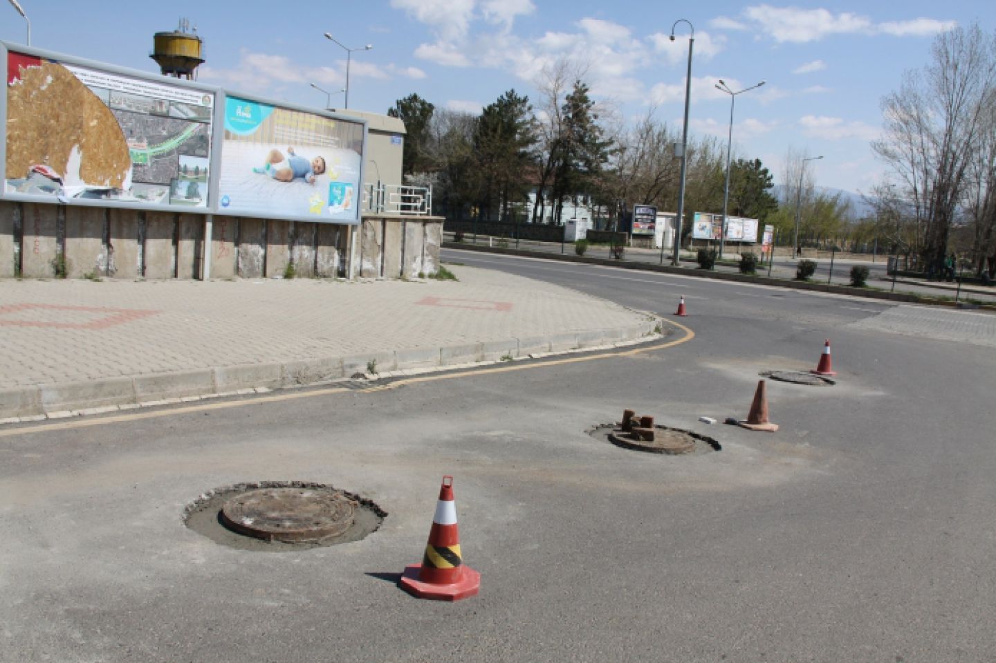 Kanalizasyon kapakları yol seviyesine getiriliyor