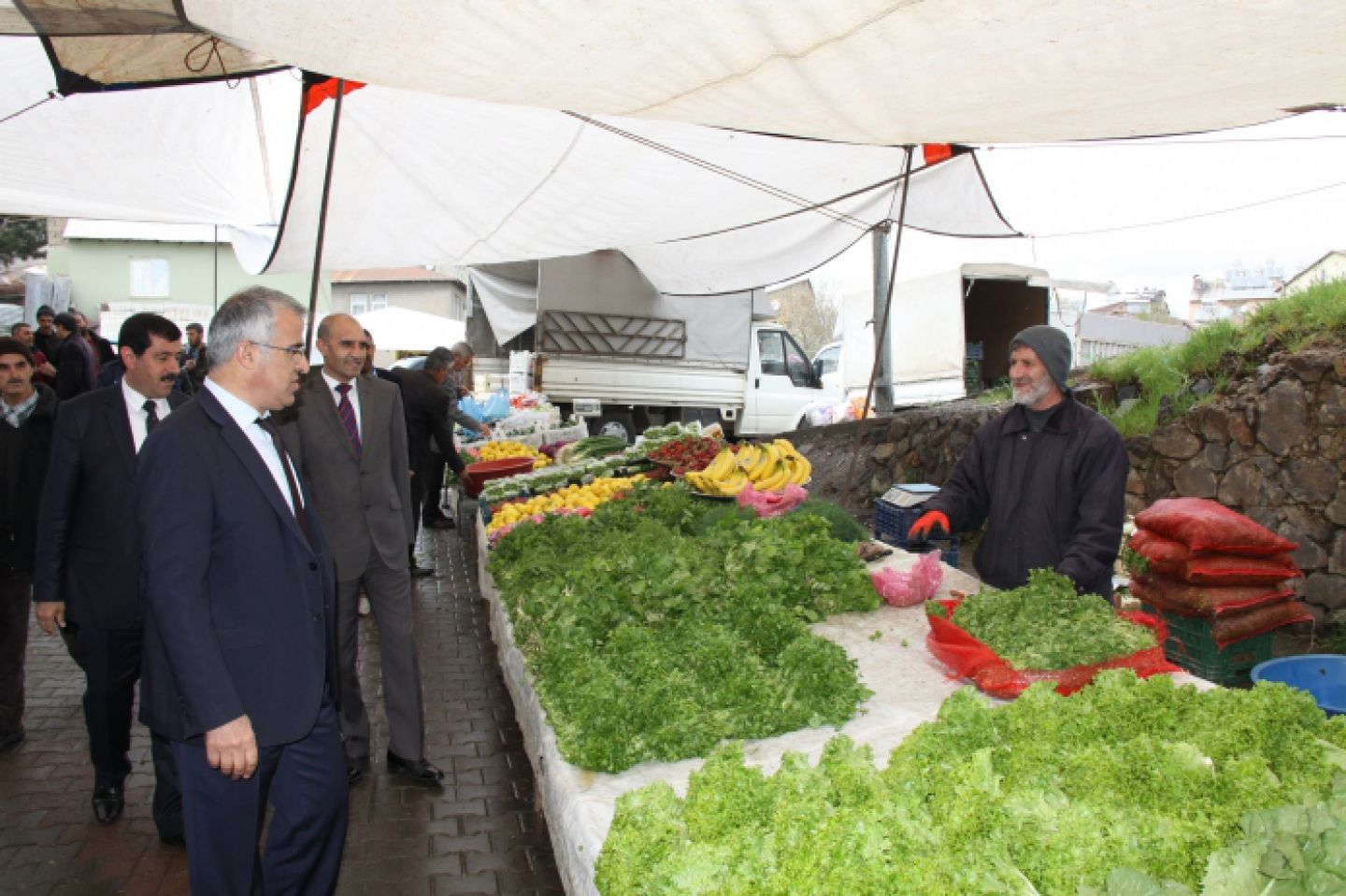 Başkan barakazi, pazar esnafını ziyaret etti