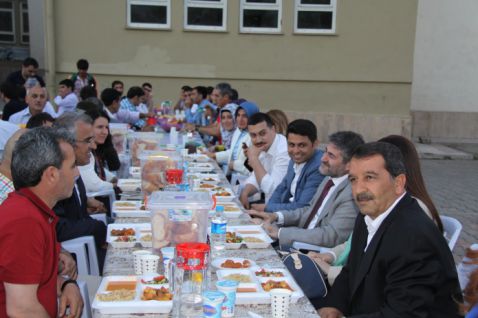 Nebati, belediye iftar çadırında orucunu açtı