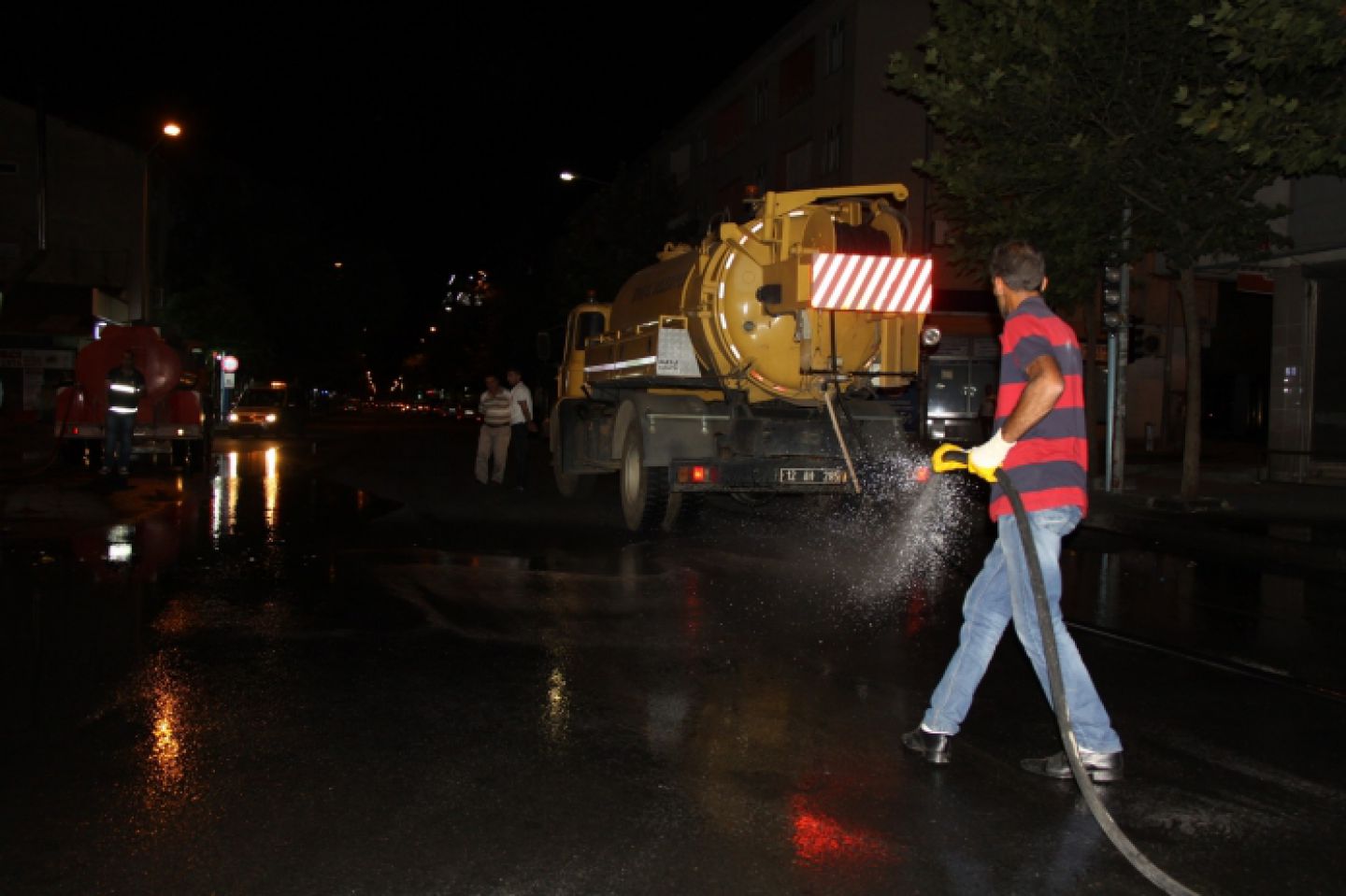 Kaldırım ve yollar yıkandı