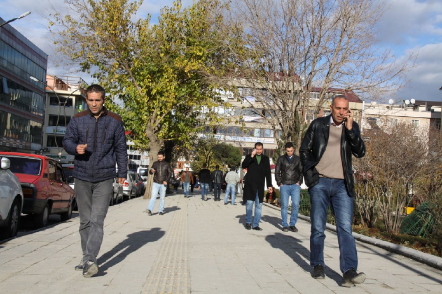 İnönü caddesi’nde kaldırım 4 metre genişletildi