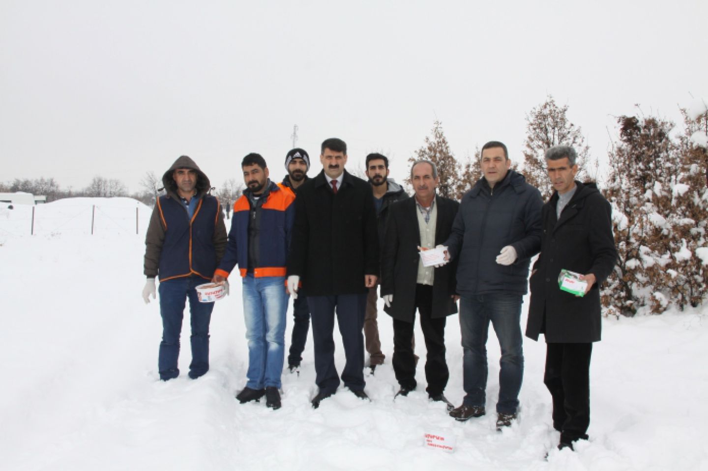 Sokak hayvanları için doğaya yiyecek bırakıldı