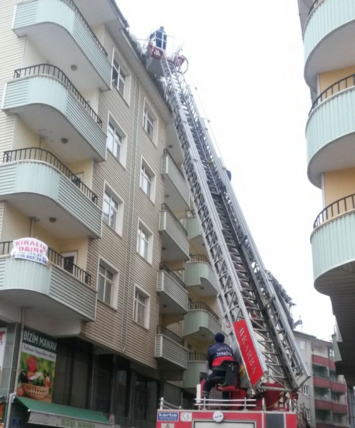 Buz sarkıtları, itfaiye ekiplerince kırıldı