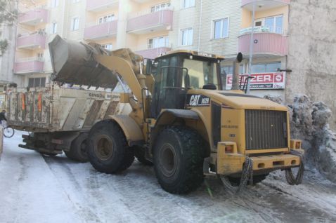 Bingöl belediyesi 24 bin ton karı şehir dışına taşıdı