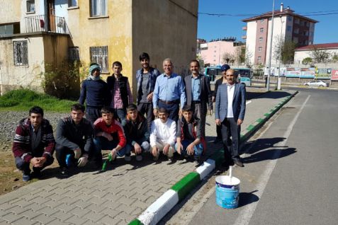 Kültür mahallesi’nde kaldırım taşları boyanıyor