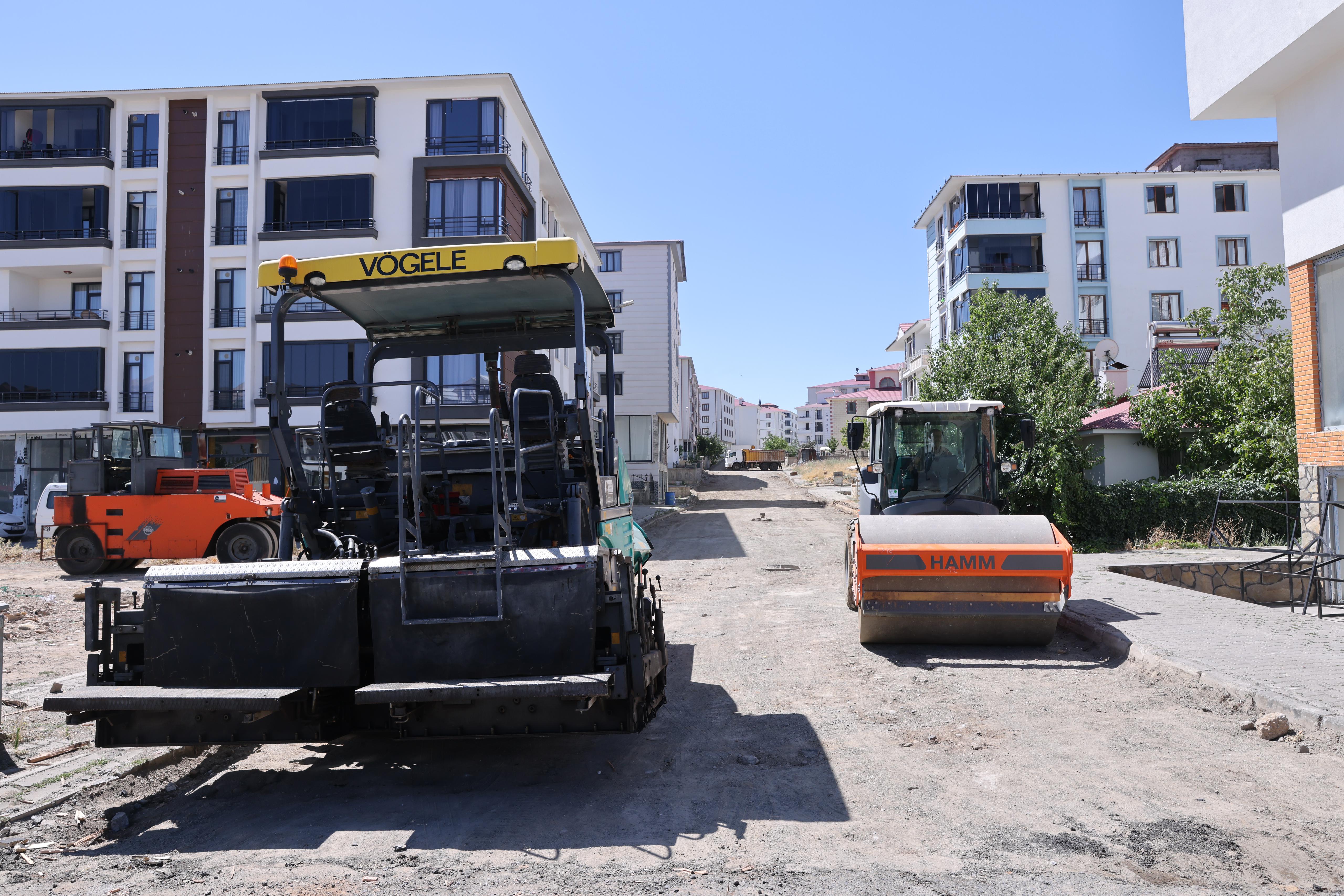 PARKE TAŞLARI YERİNİ ‘SICAK ASFALTA’ BIRAKIYOR