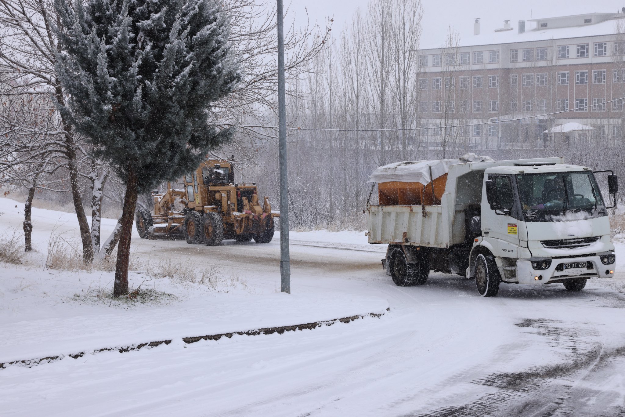 BELEDİYEDEN KARLA MÜCADELEDE YOĞUN MESAİ