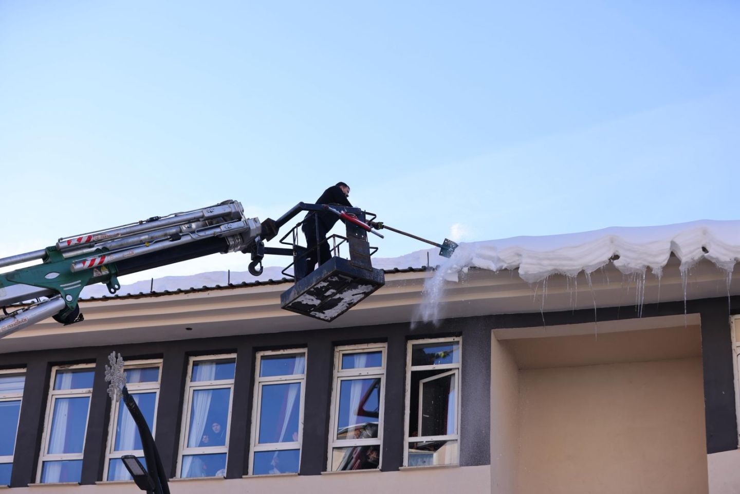 BİNGÖL BELEDİYESİ’NDEN BUZ SARKITLARINA MÜDAHALE