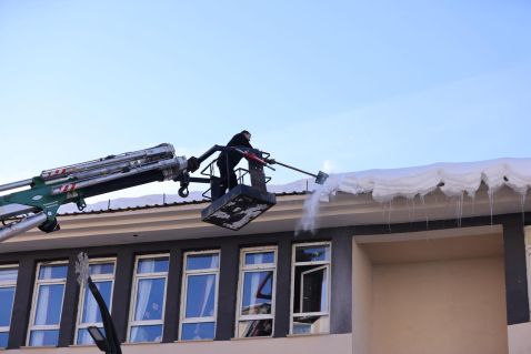 BİNGÖL BELEDİYESİ’NDEN BUZ SARKITLARINA MÜDAHALE