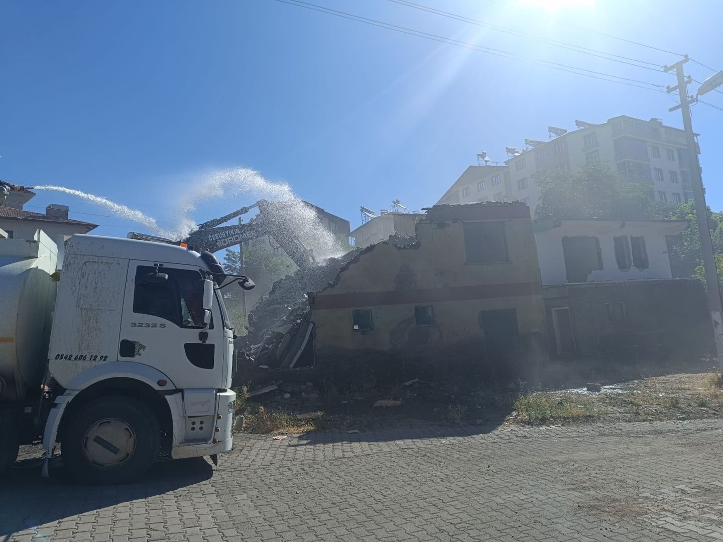 METRUK YAPILAR TEK TEK YIKILIYOR