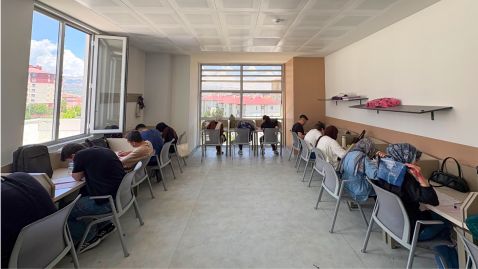 GENÇLİK MERKEZİ SINAV MARATONUNDA GENÇLERİN YANINDA